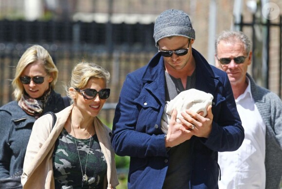 Très protecteurs, Elsa Pataky et son mari Chris Hemsworth se promènent dans les rues de Londres avec leur petite fille India Rose, née le 11 mai 2012