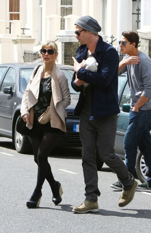 En couple, Elsa Pataky et son mari Chris Hemsworth se promènent dans les rues de Londres avec leur petite fille India Rose, née le 11 mai 2012