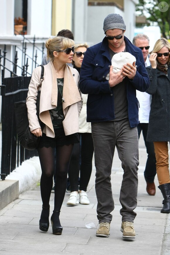 Elsa Pataky et son mari Chris Hemsworth se promènent dans les rues de Londres avec leur petite fille India Rose, née le 11 mai 2012