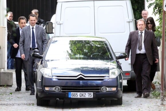Nicolas Sarkozy et Carla Bruni quittent Paris pour quelques jours de vacances à Marrakech, le 16 mai 2012.