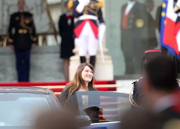 Dernier coup d'oeil, c'est terminé : Carla Bruni quitte l'Elysée, le 15 mai 2012.