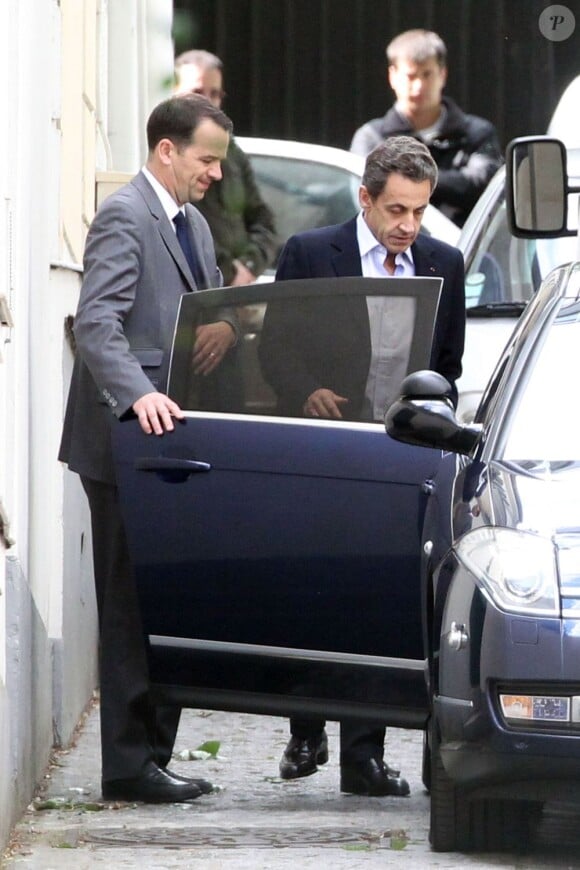 Nicolas Sarkozy quitte son domicile du XVIe arrondissement, direction Marrakech, le 16 mai 2012.