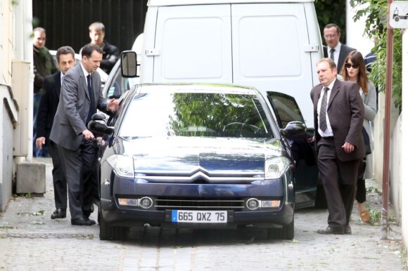 Nicolas Sarkozy et Carla Bruni partent en vacances à Marrakech, le 16 mai 2012.