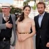 Jacques Audiard, Marion Cotillard et Matthias Schoenaerts lors du photocall du film De rouille et d'os, au Festival de Cannes le 17 mai 2012.
