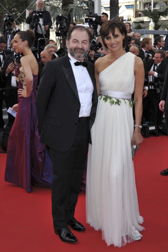 Denis Olivennes et Inès de la Fressange monte les marches du palais des Festivals à Cannes avant la projection du film De rouille et d'os, le 17 mai 2012.
