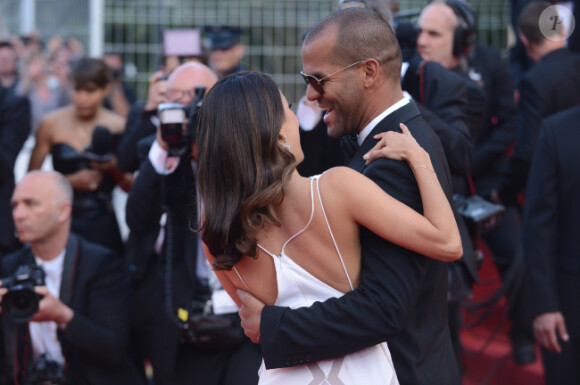 Eva Longoria et Amaury Nolasco montent les marches du palais des Festivals à Cannes avant la projection du film De rouille et d'os, le 17 mai 2012.
