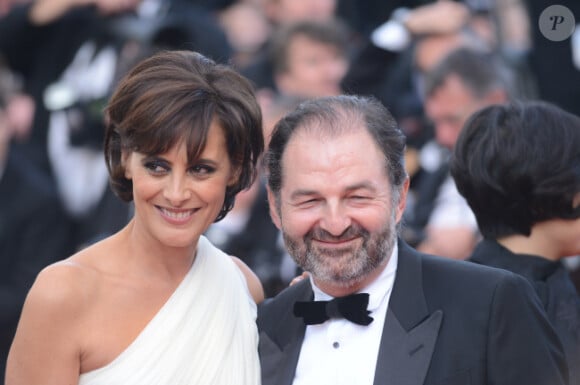 Inès de la Fressange et Denis Olivennes montent les marches du palais des Festivals à Cannes avant la projection du film De rouille et d'os, le 17 mai 2012.