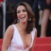 Eva Longoria radieuse sur les marches du palais des Festivals à Cannes avant la projection du film De rouille et d'os, le 17 mai 2012.