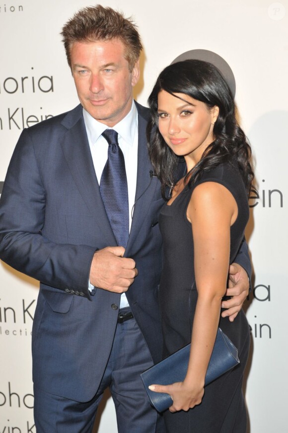 Alec Baldwin et sa fiancée Hilaria Thomas lors de la soirée Calvin Klein à la villa Saint Georges. Cannes, le 17 mai 2012.