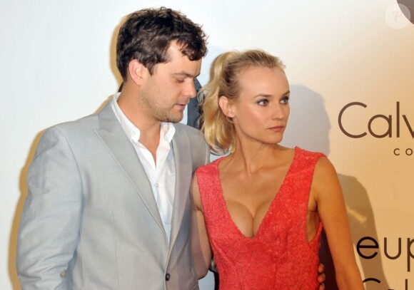 Joshua Jackson, pris en flagrant délit les yeux plongés dans le décolleté de sa compagne Diane Kruger lors de la soirée Calvin Klein à la villa Saint Georges. Cannes, le 17 mai 2012.