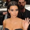 Le soir, Kim Kardashian sort de son hôtel à Londres le 17 mai 2012