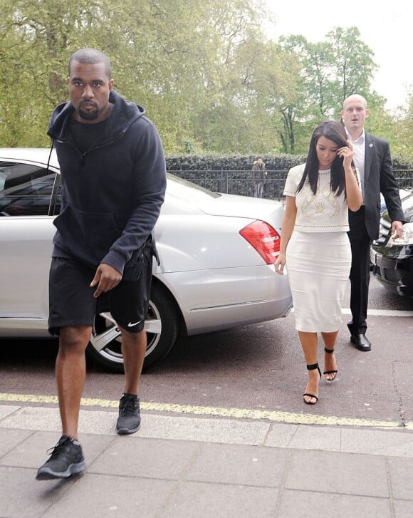 Kim Kardashian et Kanye West arrivent à leur hôtel à Londres le 17 mai 2012