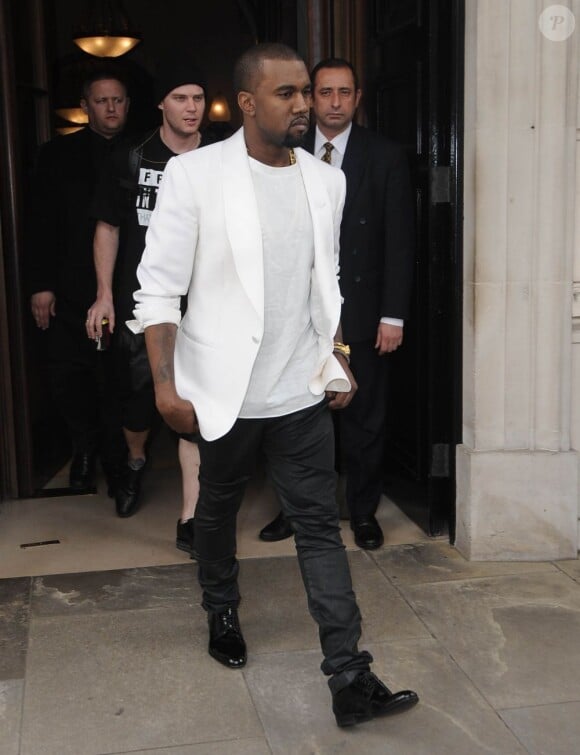 Le soir, Kanye West sort de son hôtel à Londres le 17 mai 2012