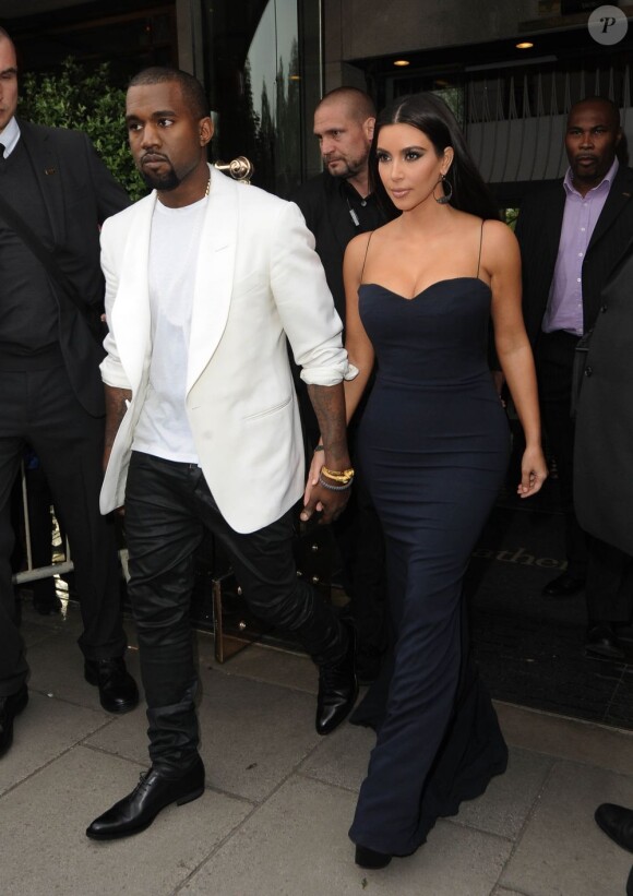 Kim Kardashian et Kanye West sortent de leur hôtel à Londres le 17 mai 2012