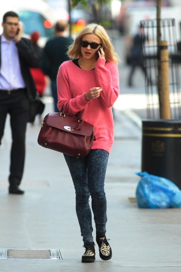 L'animatrice télé et radio Fearne Cotton arpente le bitume londonien avec style, habillée d'un sweater rose, d'un legging, d'une paire de creepers, un sac Del Rey de Mulberry au bras. Le 15 mai 2012.