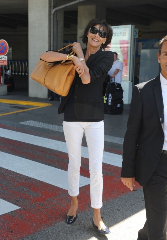 Inès de la Fressange, stylée comme toujours à son arrivée à l'aéroport de Nice, chaussée de ballerines Roger Vivier. Le 17 mai 2012.