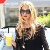 La styliste-créatrice Rachel Zoe, fidèle à elle-même, rayonne sous le soleil de Beverly Hills, habillée d'un top noir, d'un jean flare et portant un sac Reed Krakoff. Le 16 mai 2012.