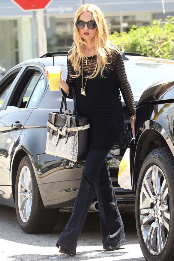 La styliste-créatrice Rachel Zoe, fidèle à elle-même, rayonne sous le soleil de Beverly Hills, habillée d'un top noir, d'un jean flare et portant un sac Reed Krakoff. Le 16 mai 2012.