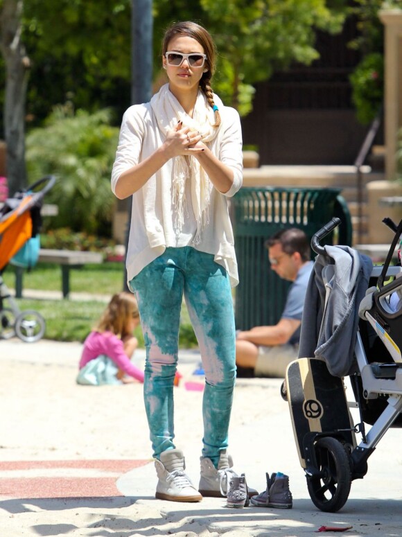 Après-midi en famille pour Jessica Alba, stylée dans son top crème, son jean délavé Earnest Sewn et sa paire de baskets montantes. Beverly Hills, le 12 mai 2012.