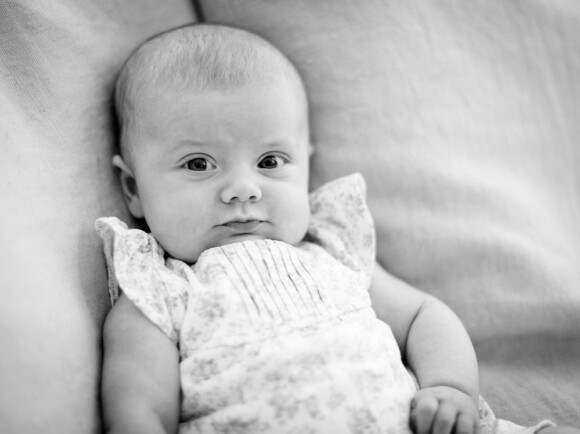 La princesse Estelle de Suède, née le 23 février 2012, se dévoile le 18 mai 2012 dans deux nouveaux portraits photographiques, réalisés par la photographe royale Kate Gabor. Les clichés ont été diffusés en amont du baptême du bébé, le 22 mai en la chapelle royale du palais Drottningholm.