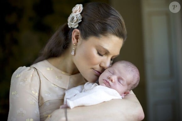 Portrait de la princesse Estelle de Suède avec sa mère la princesse Victoria, publié en mars 2012 par la Maison royale.
