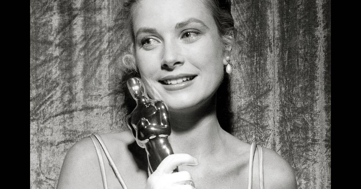 Grace Kelly aux Oscars à Los Angeles, le 30 mars 1955. Purepeople