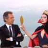 Solweig Rediger-Lizlow déguisée en reine méchante de Blanche-Neige, face à Carole Bouquet sur le plateau du Grand Journal de Canal +, le 18 mai 2012 à Cannes