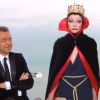 Solweig Rediger-Lizlow déguisée en reine méchante de Blanche-Neige, face à Carole Bouquet sur le plateau du Grand Journal de Canal +, le 18 mai 2012 à Cannes