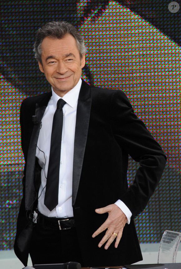 Michel Denisot au Grand Journal de Canal + sur la plage du Majestic à Cannes le 18 mai 2012