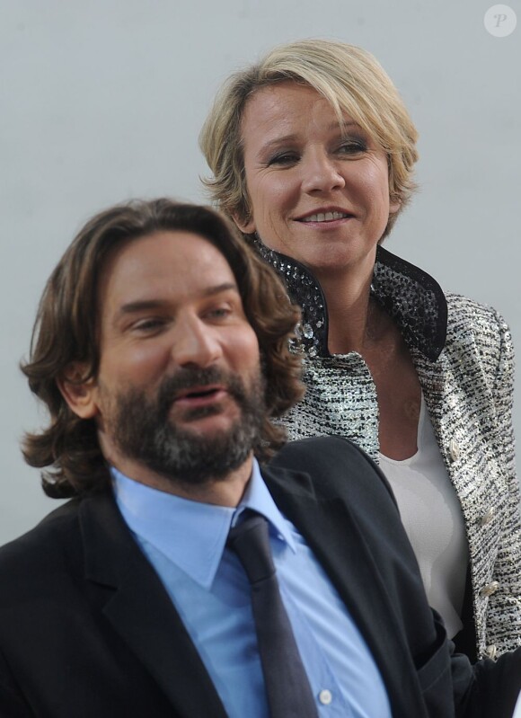 Frederic Beigbeder et Arianne Massenet au Grand Journal de Canal + sur la plage du Majestic à Cannes le 18 mai 2012