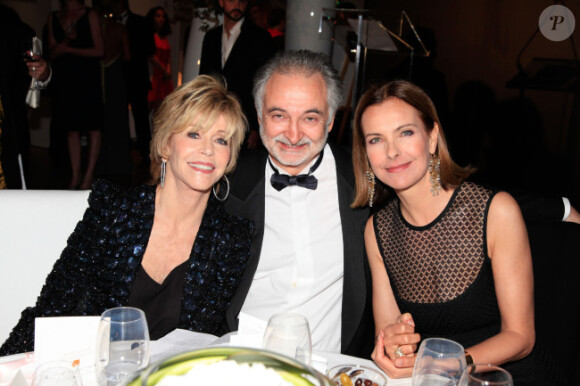 Jane Fonda, Carole Bouquet et Jacques Attali au gala de charité de PlaNet Finance, organisé par ce dernier, le vendredi 17 mai 2012.