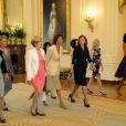 La Première Dame des Etats-Unis Michelle Obama reçoit les épouses des dirigeants du G-8, et leur fait visiter la Maison Blanche le 19 mai 2012 à Wahisngton. Parmi elles, Margarida Barroso (EU), Elsa Antonioli Monti (Italy), Laureen Harper (Canada), Valerie Trierweiler (France), Geertrui Windels van Rompuy (EU) and Hitomi Noda (Japan)