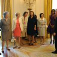 La Première Dame des Etats-Unis Michelle Obama reçoit les épouses des dirigeants du G-8, et leur fait visiter la Maison Blanche le 19 mai 2012 à Wahisngton. Parmi elles, Margarida Barroso (EU), Elsa Antonioli Monti (Italy), Laureen Harper (Canada), Valerie Trierweiler (France), Geertrui Windels van Rompuy (EU) and Hitomi Noda (Japan)