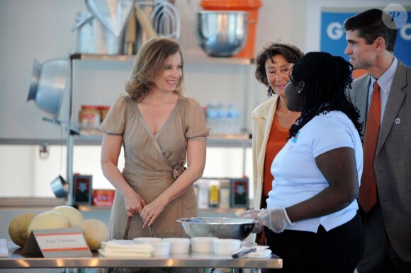 Valérie Trierweiler découvre la cuisine des élèves du Gary Comer Youth Center, à Chicago, le 20 mai 2012.