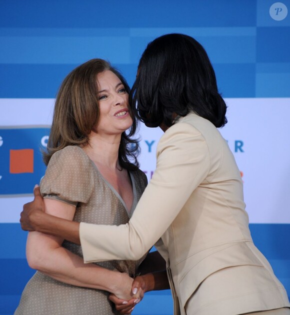 Valérie Trierweiler et Michelle Obama s'embrassent, au Gary Comer Youth Center, à Chicago, le 20 mai 2012.