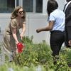 Valérie Trierweiler visite le jardin du Gary Comer Youth Center, à Chicago, le 20 mai 2012.