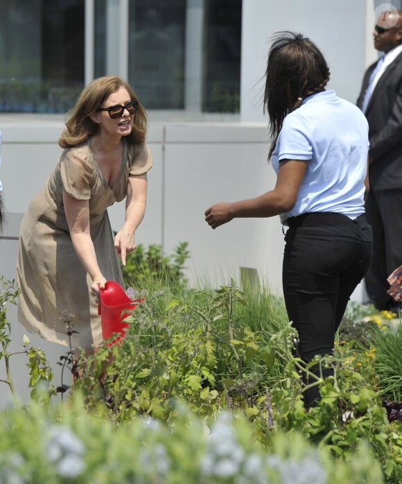 Valérie Trierweiler visite le jardin du Gary Comer Youth Center, à Chicago, le 20 mai 2012.