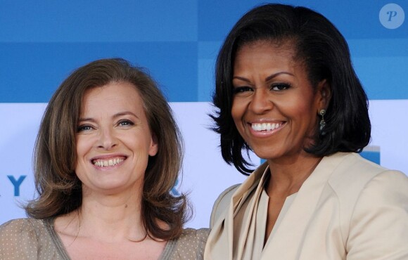 Valérie Trierweiler et Michelle Obama prennent la pose, au Gary Comer Youth Center, à Chicago, le 20 mai 2012.