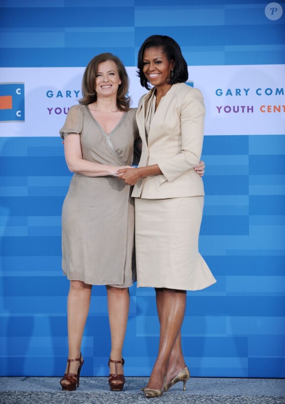 Valérie Trierweiler et Michelle Obama prennent la pose, au Gary Comer Youth Center, à Chicago, le 20 mai 2012.