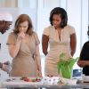 Valérie Trierweiler et Michelle Obama goûtent la cuisine des élèves du Gary Comer Youth Center, à Chicago, le 20 mai 2012.