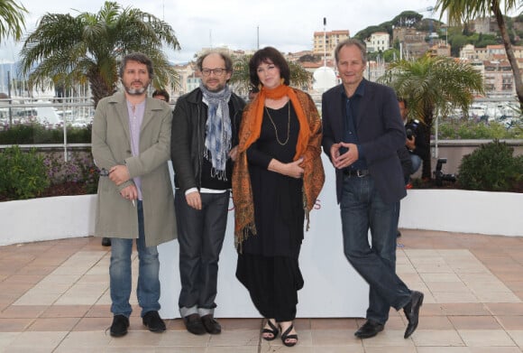 Bruno Podalydès, Denis Podalydès, Anny Duperey et Hippolyte Girardot lors du photocall de Vous n'avez encore rien vu, à Cannes le 21 mai 2012.