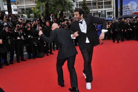 L'équipe des Kaïra Shopping accompagnée d'Eric et Ramzy lors de la montée des marches le 21 mai 2012 dans le cadre du Festival de Cannes lors de la présentation du film d'Alain Resnais Vous n'avez encore rien vu