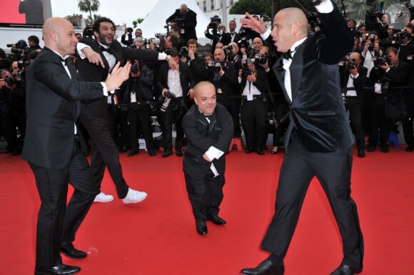 L'équipe des Kaïra Shopping accompagnée d'Eric et Ramzy lors de la montée des marches le 21 mai 2012 dans le cadre du Festival de Cannes lors de la présentation du film d'Alain Resnais Vous n'avez encore rien vu