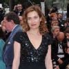 Emmanuelle Devos en robe Elie Saab lors de la montée des marches le 21 mai 2012 dans le cadre du Festival de Cannes lors de la présentation du film d'Alain Resnais Vous n'avez encore rien vu
