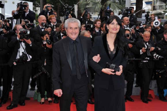 Claude Lelouch et sa compagne lors de la montée des marches le 21 mai 2012 dans le cadre du Festival de Cannes lors de la présentation du film d'Alain Resnais Vous n'avez encore rien vu