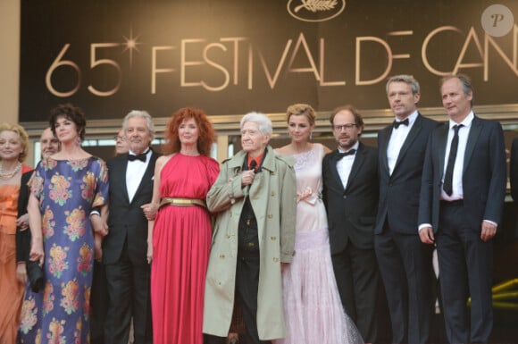 Alain Resnais et son casting lors de la montée des marches le 21 mai 2012 dans le cadre du Festival de Cannes lors de la présentation de son film Vous n'avez encore rien vu