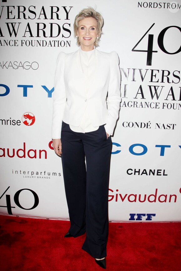 Jane Lynch, lumineuse dans sa veste blanche Mugler, était la maîtresse de cérémonie des Fifi Awards 2012 au Lincoln Center. New York, le 21 mai 2012.