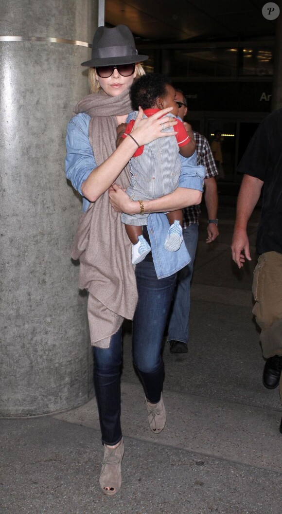 Charlize Theron et son fils Jackson à l'aéroport de Los Angeles le 22 mai 2012