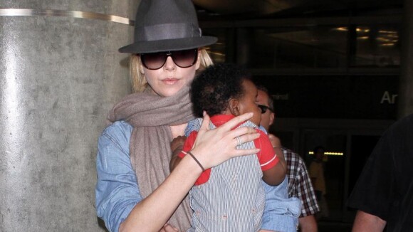 Charlize Theron : Protectrice, elle choie son petit Jackson en célibataire
