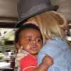 Vraiment trop mignon, Jackson dans les bras de sa maman Charlize Theron à l'aéroport de Los Angeles le 22 mai 2012